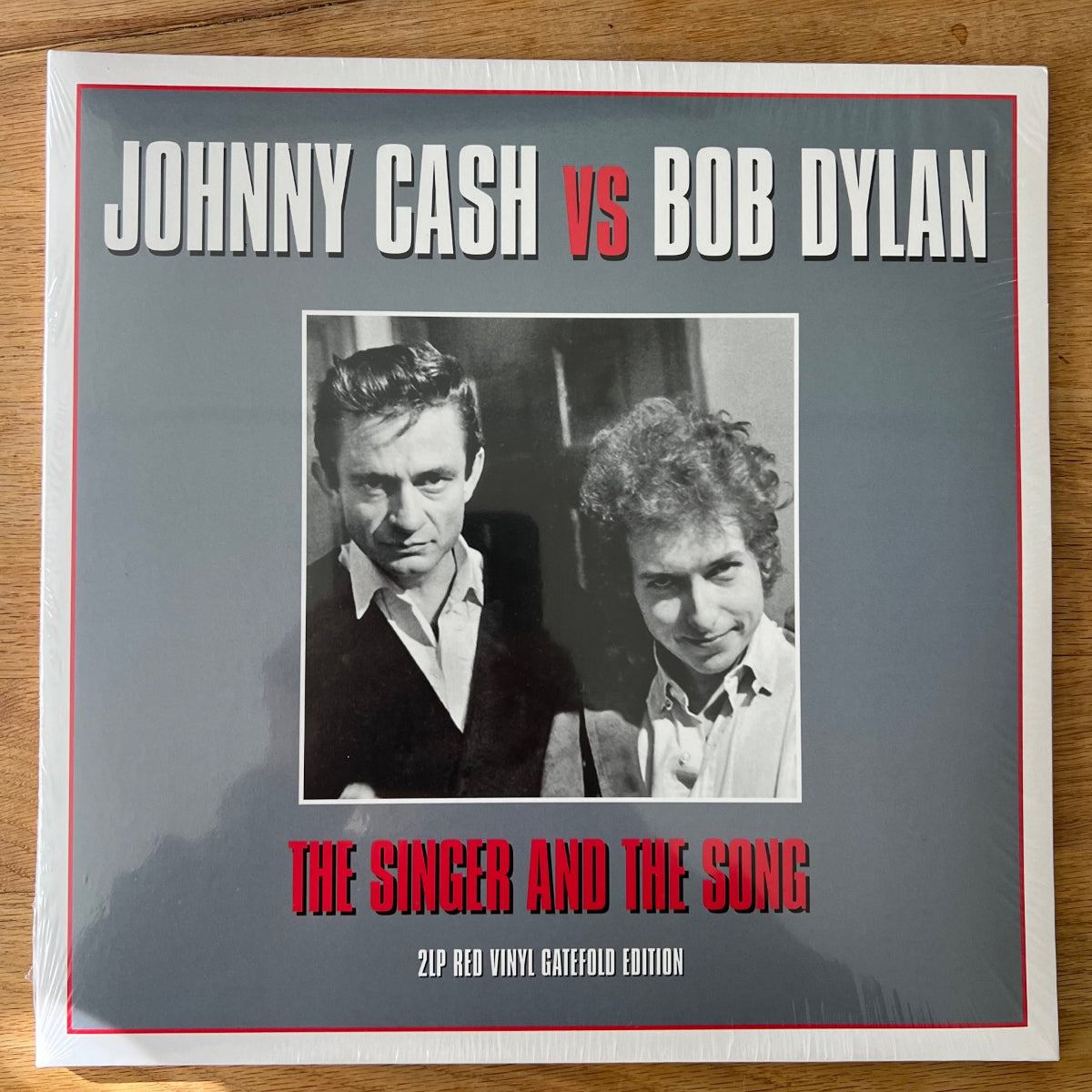 Johnny Cash contre Bob Dylan - Le Chanteur et la Chanson / 1re édition britannique. 2014 - (Neuf et scellé)