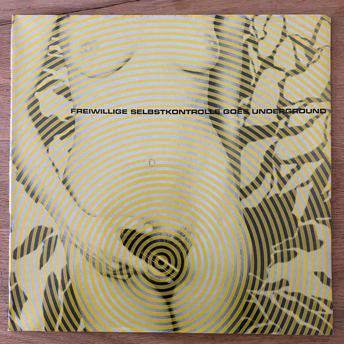 L'autorégulation volontaire - Entre dans la clandestinité / 1. D-Press. 1985 - (M-/M-)