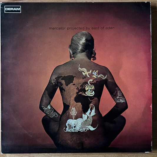 À l'Est d'Éden - Mercator Projected / 1re édition britannique. 1969 - (M-/TB+)