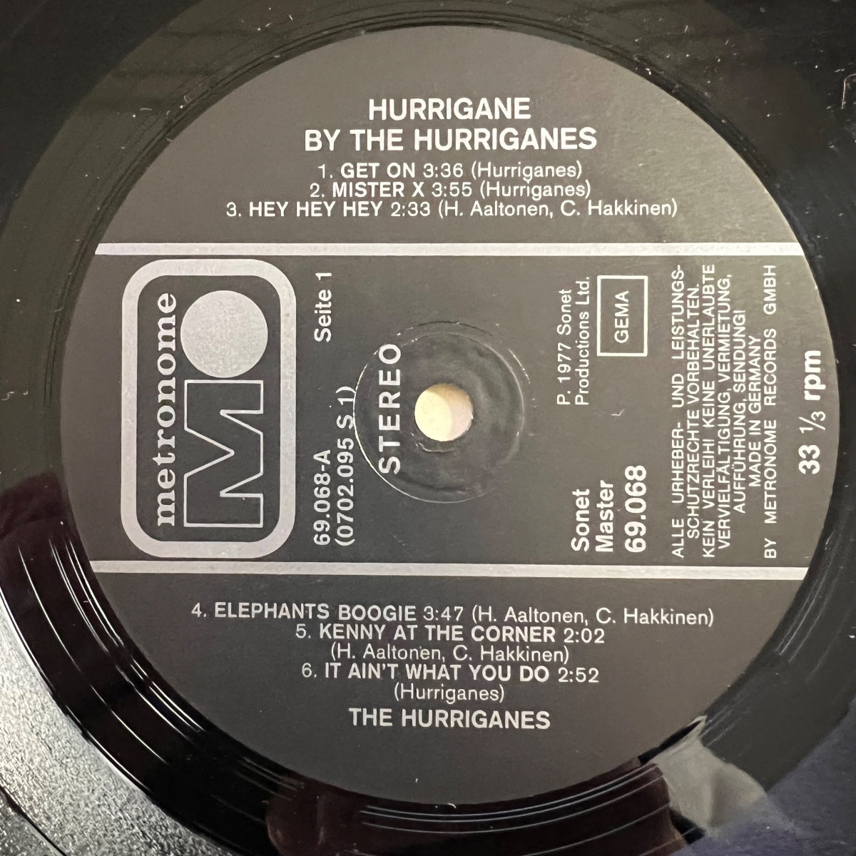 Hurriganes - Hurricane par The Hurricanes / 1. D-Press. 1977 - (M-/VG+)