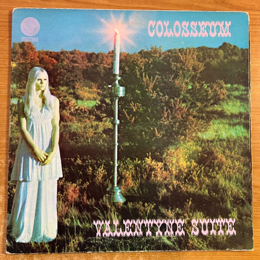 Colisée - Suite Valentyne / 1re édition britannique. 1969 - (VG++/VG+)